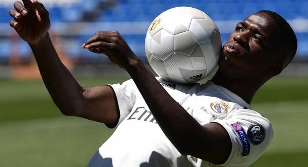 هدفين و عضة... حصيلة نجم ريال مدريد الجديد في أول مباراة له