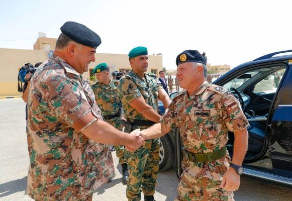 الملك يزور مدرسة تدريب ضباط الصف في منطقة خو.. (صور)