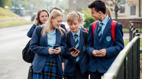 فرنسا تحظر “الجوالات” في المدارس