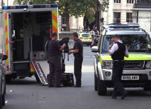 تطويق مقر “BBC” في لندن وغلق للطرق للاشتباه بوجود متفجرات داخل حافلة صغيرة  أمام المقر (صور)