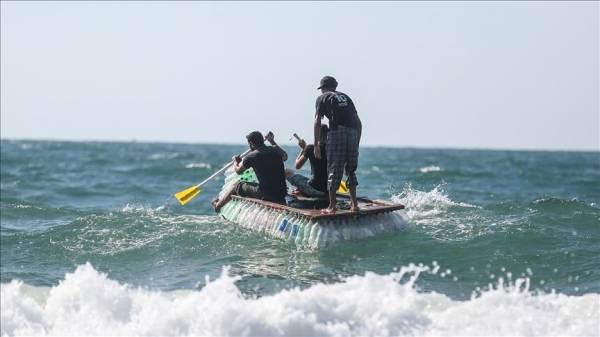 ليصطاد رزق عائلته في غزة.. فلسطيني يبحر على 700 عبوة بلاستيكية