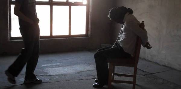 3 مصريين يعذبون مواطنهم بطريقة مروعة في الكويت.. لهذا السبب