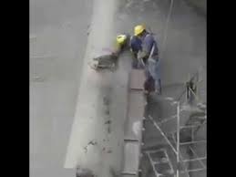 شاهد.. أحزمة الأمان تتسبب في نجاة عاملين من سقوط مهلك