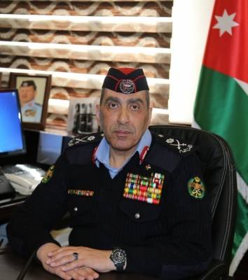 الشرطة تستفز المواطنين وتهينهم والباشا فاضل الحمود يجلس في مكتبه ...