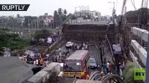 شاهد.. انهيار جسر رئيسي في مدينة كلكوتا شرق الهند