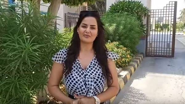 راقصة مصرية تتعرض لموقف محرج بعد إعلان رغبتها بالتدريس في الجامعة (فيديو)