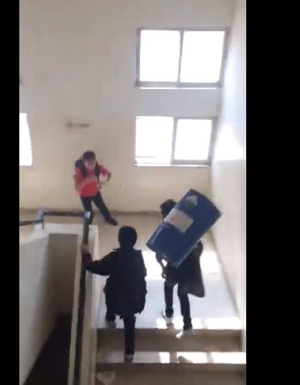 برميل في مدرسة اقام الدنيا ولم يقعدها ..!!