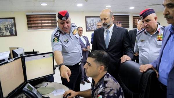 الرزاز يزور مديرية الدفاع المدني ويطلع على تجهيزاتها الحديثة  صور