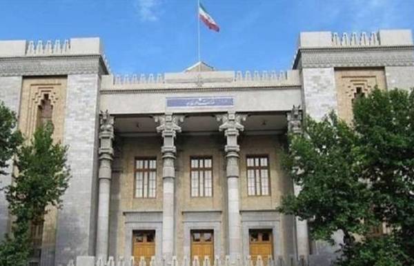 متظاهرون يضرمون النار بالقنصلية الإيرانية في البصرة