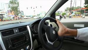 قاد مركبته بقدميه بطريقة استعراضية .. والامن القى القبض عليه