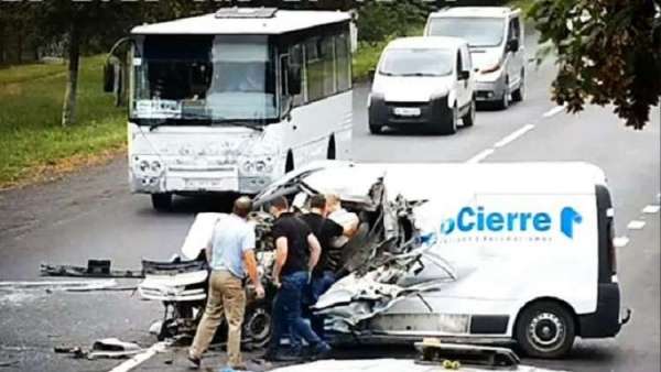 سائق يغفو خلف مقود حافلته.. لحظات مروعة لحادث سير! (فيديو)