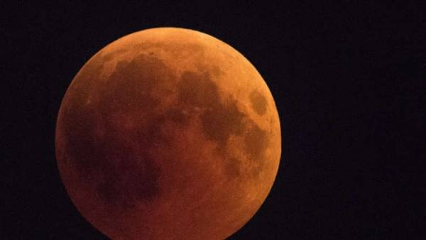 العلماء يكشفون سبب ظهور وجه الإنسان على القمر