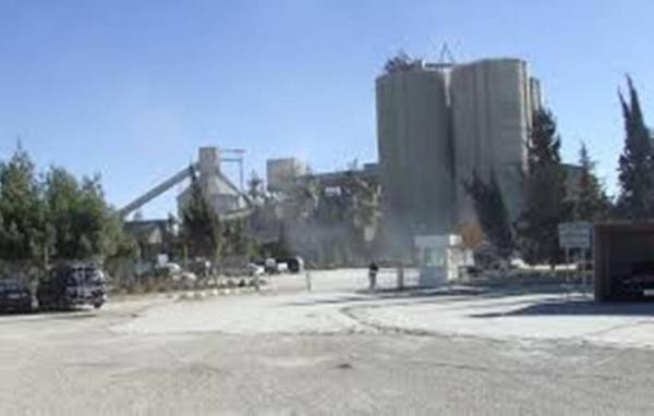 مزارعون  يشكون  عدم قدرتهم الوصول لاراضيهم.. ومصنع اسمنت الرشادية لافارج يوعد بحل القضية