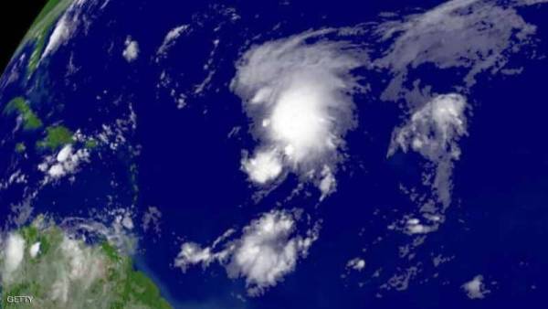 إعصاران نادران في وقت واحد يثيران قلقا علميا
