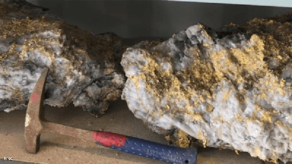 العثور على صخرتين ضخمتين من الذهب.. والقيمة هائلة