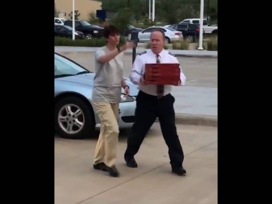 لفتة إنسانية.. طيار يشتري بيتزا لركاب رحلته! (فيديو)