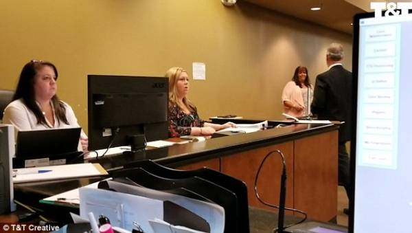 صدمة شرطية بعدما رأت حبيبها “مذنب” مكبلاً بالأصفاد في قاعة المحكمة !