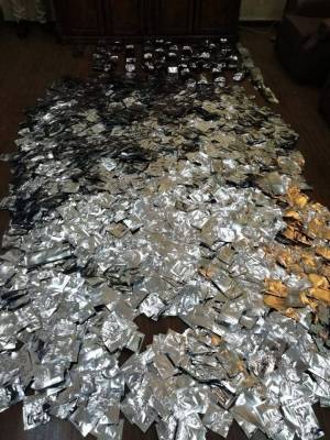 مكافحة المخدرات تداهم مطلوبين ومروجي للمواد المخدرة في منطقة جبل التاج (صور)