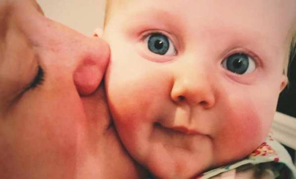 “قبلة الموت” كادت تنهي حياة طفل حديث الولادة (صور)