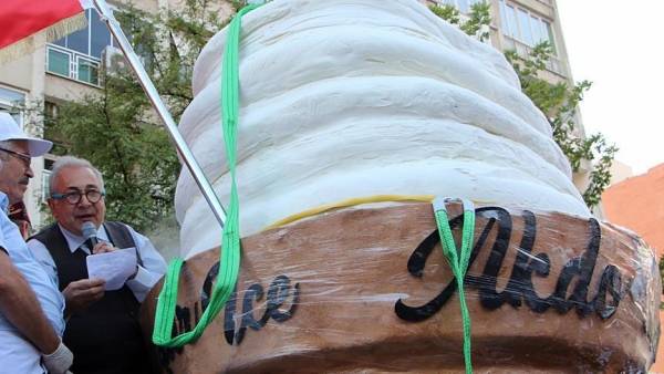 وزنها طنان.. أكبر كرة بوظة في العالم