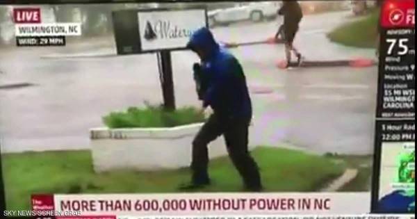 إعصار فلورنس.. مراسل يمثّل ورجلان يفسدان المشهد بالفيديو