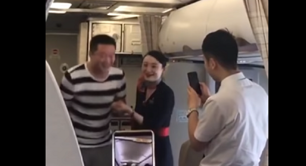 طرد مضيفة من عملها بسبب طلب يدها على متن الطائرة (فيديو)