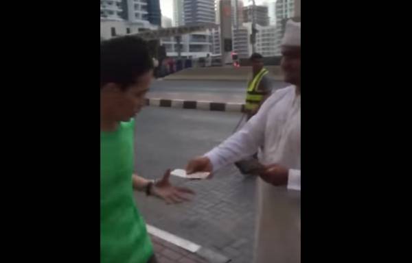 شخصان يوزعان نقوداً على المارة بدبي.. والشرطة تحقق (شاهد)