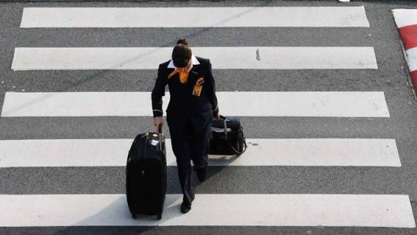 الرومانسية تطرد مضيفة طيران من عملها! (فيديو)