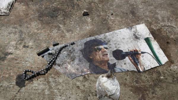 اتصال هاتفي مع قناة سورية كشف القذافي وأودى بحياته!