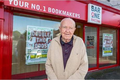 رجل في ال 83 عاماً واجه ثلاثة لصوص وأحبط عملية سرقة