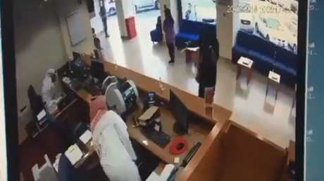 تنكر بزي امرأة ولبس النقاب وسطا على مصرف بمسدس للأطفال! (فيديو)