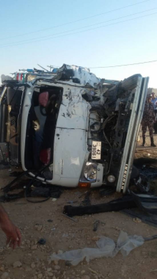 بالصور : 5 اصابات اثر تصادم تنك مياه وديانا على طريق المفرق الخالدية