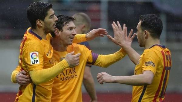 مهاجم برشلونة يعزف إيقاعا بالطبلة مع فرقة فلكلورية مغربية (فيديو)