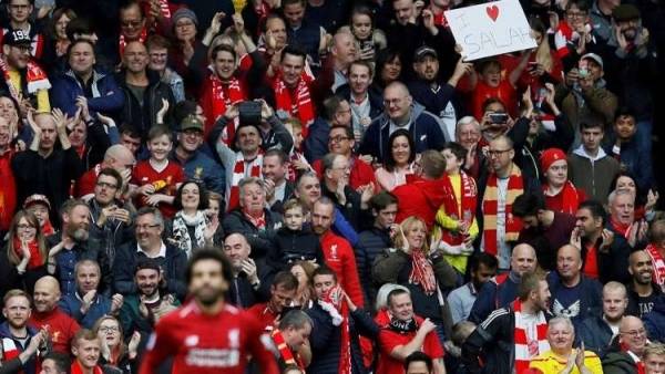 بالفيديو .. صلاح يهدي قميصه لطفل في موقف رائع