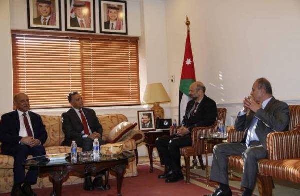 الرزاز يدعو لبناء تكتل اقتصادي بين الأردن ومصر والعراق