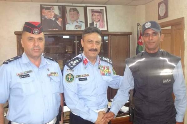 بعد حادثة لو انك نائب سولف بادب ..مدير السير يكرم الشرطي