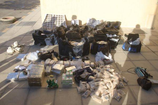 ضبط 6 اشخاص بحوزتهم مواد مخدرة واسلحة في الموقر (صور)