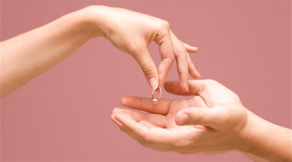 نكتة تسبب شجار آلاف الأزواج و17 حالة طلاق