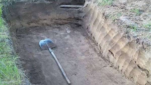 بالفيديو.. طبيب نفسي يدفن مرضاه أحياء لعلاجهم