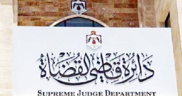 استجوابات بالجملة للموظفين المضربين في دائرة قاضي القضاة  صور