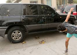 حدث مع مدير كهرباء اريد ..ذهب لحفل تكريم فالقوا البيض على سيارته !!