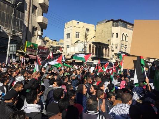 أول وقفة احتجاجية أمام الحسيني في عهد حكومة الرزاز