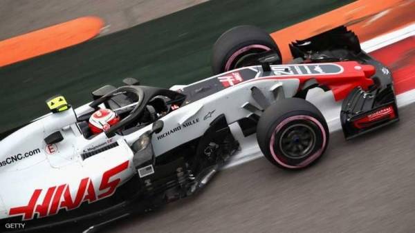 حادث غريب.. حريق يلتهم إطارات فريق قبل سباق فورومولا 1