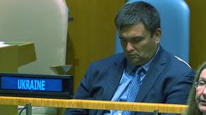 شاهد.. الوزير الأوكراني النائم أثناء كلمة رئيسه!