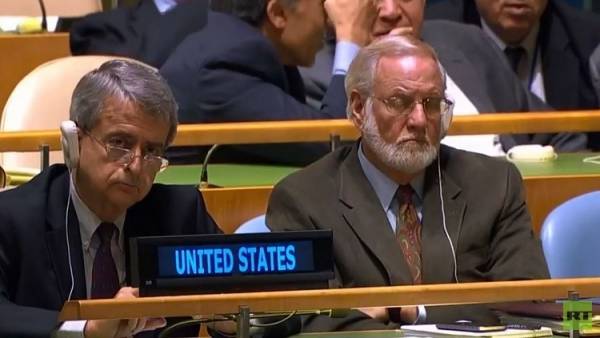 النعاس يداهم الوفد الأمريكي خلال كلمة كوريا الشمالية