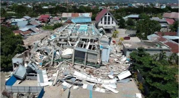 إندونيسيا تطالب بمساعدة دولية بعد الزلزال والتسونامي