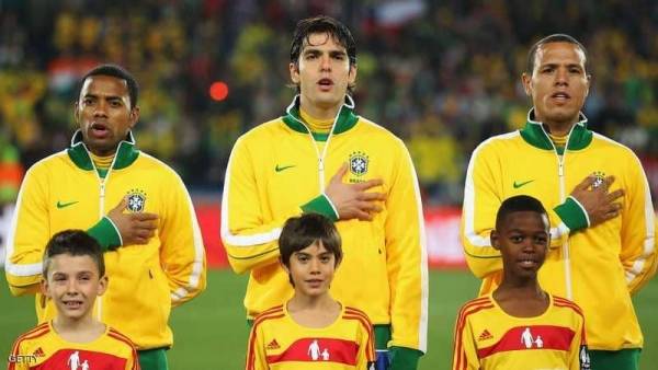 أسطورة برازيلية تقترب من العودة للملاعب