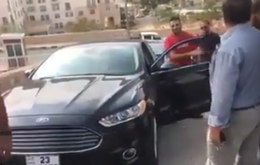 تعرض احد كباتن كريم للاعتداء في البتراء من قبل سائقي التكسي الاصفر ـ شاهد الفيديو