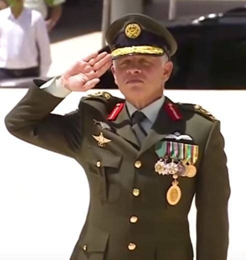 الملك يرعى احتفال استعراض العلم (صور)