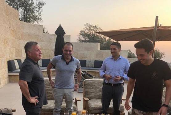 الامير علي مغرداً .. (مع أخواني وابن اخي)  صورة